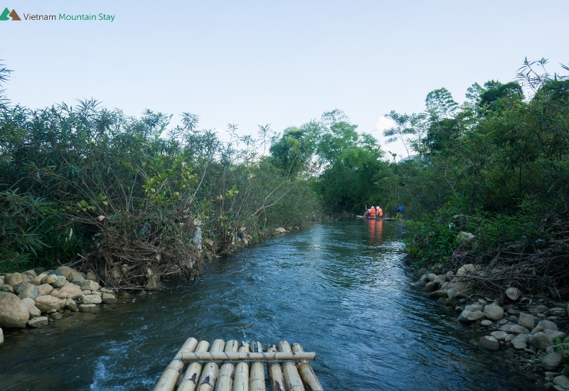 Bamboo rafting Mai Chau