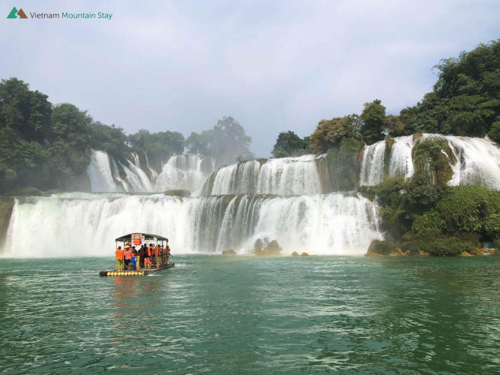 Boat ride toward Ban Gioc waterfall